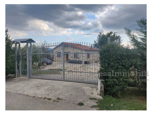 LOTTO UNICO: FABBRICATO UNIFAMILIARE CON CORTE