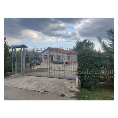 LOTTO UNICO: FABBRICATO UNIFAMILIARE CON CORTE